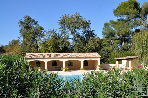 Vue de l'enclos piscine et poolhouse au Moulin de la Roque, Noves