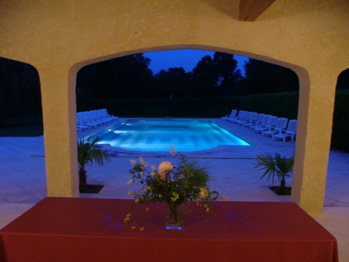 vue de la piscine en soirée, Moulin de la Roque, location de vacances