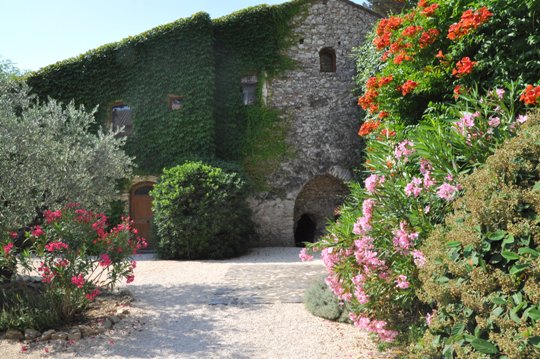 Moulin de la Roque, Noves, Provence - villa Tuilerie - entrée