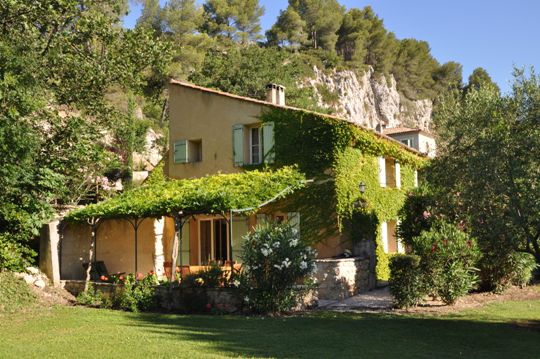 Art Retreat Provence-village overlook